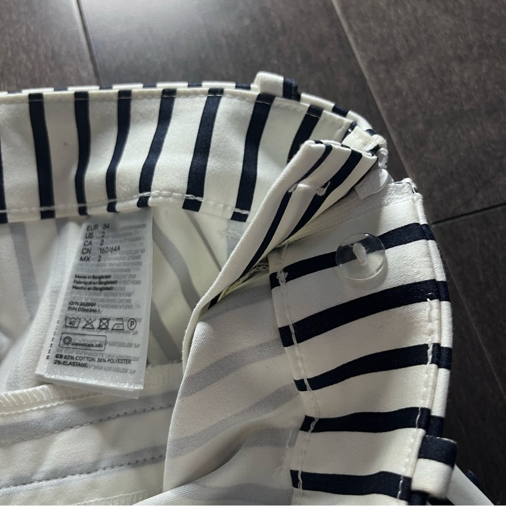 H&M Navy and White Striped Slacks Size 2 Ankle Height
Business Casual, Office - Picture 11 of 13